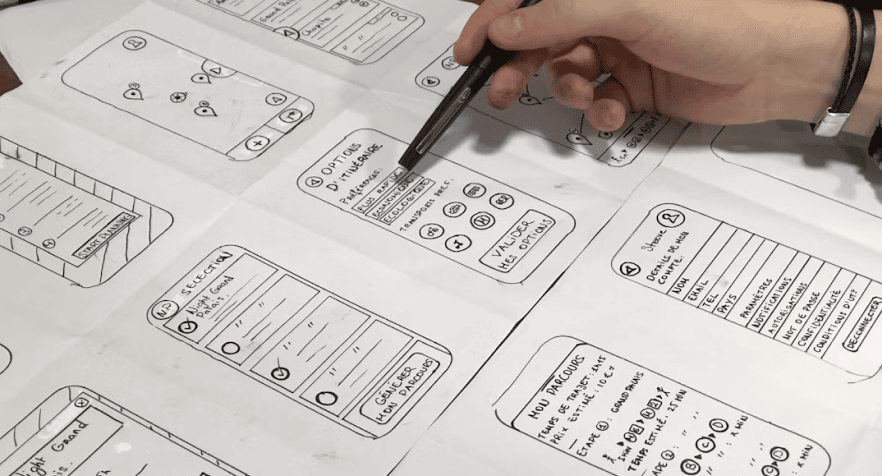 diseñador ux realizando wireframes a mano